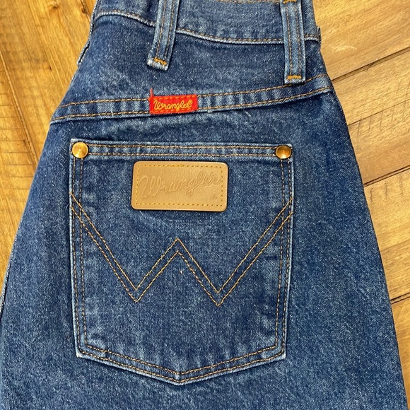 Woman’s Wrangler Jeans - Picture 7 of 9